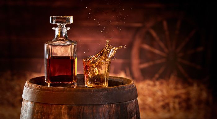 image of a glass of bourbon to reflect the Kentucky Charter Bus Bourbon Tours